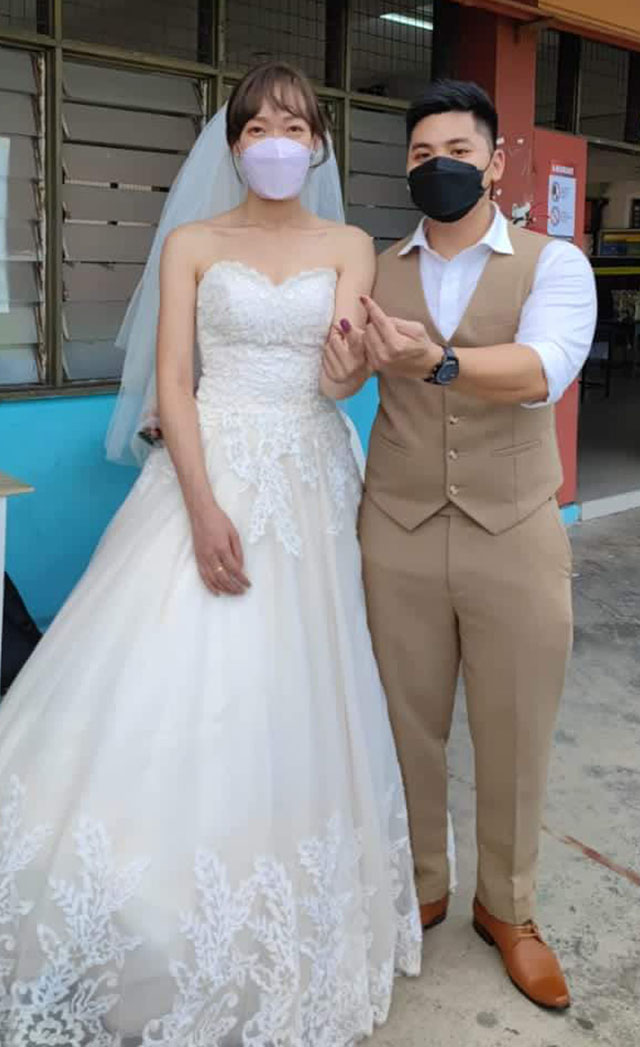 这几位新人,婚期与投票日撞期,穿着红裙褂、婚纱和西装,冲到投票中心去投票,顿时吸引众人眼球。