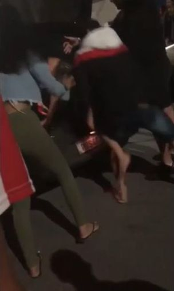 席尔维亚甚至被一名男子强行抱起塞入车尾箱。