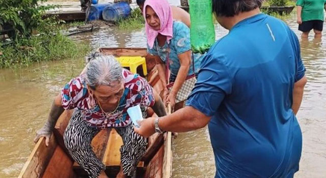 恶劣天气无阻东马砂峇南选民坐船去投票！