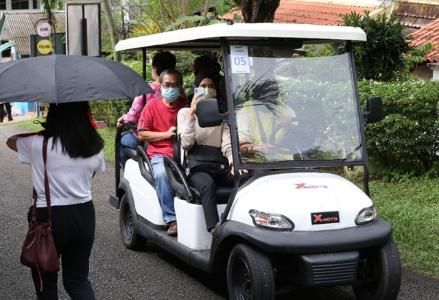 一些投票中心提供高尔夫球车载送乐龄人士或残疾人士。 