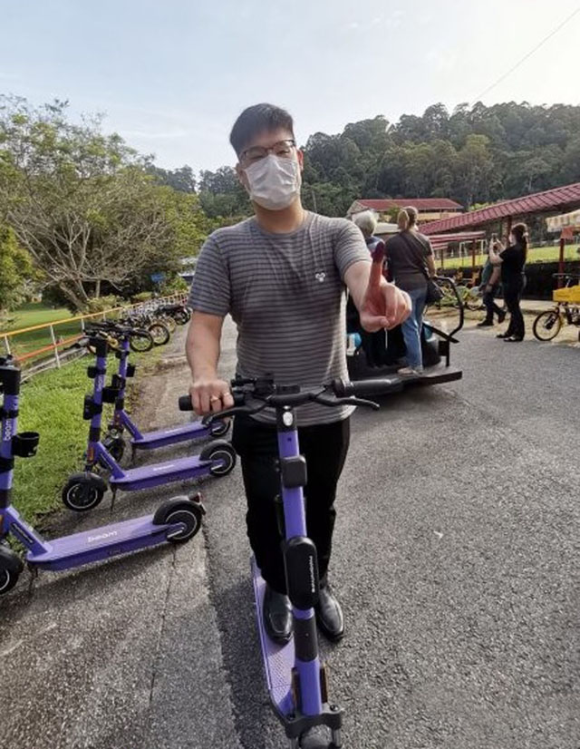 投票走太远?不用怕,为了方便选民投票,推广绿色化生活,来自关丹市政厅特别为选民准备了电动滑板车和三轮车等代步。
