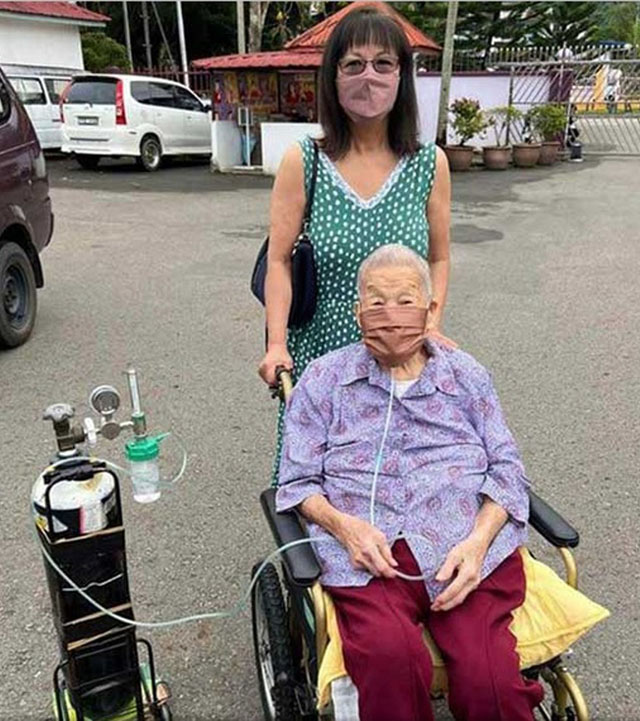 102岁的锺贵珍老婆婆,在家人陪同下参加她人生中第15次大选,出来投票。