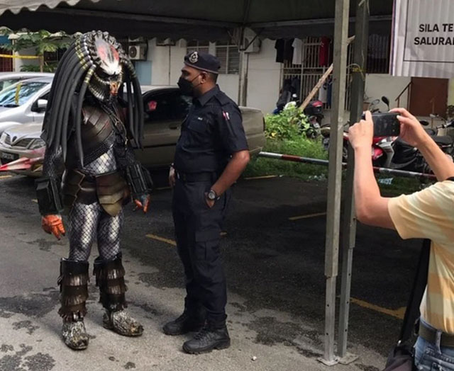 “终极战士”（ Predator）被警员拦下，引起公众好奇围观，举手机拍摄。