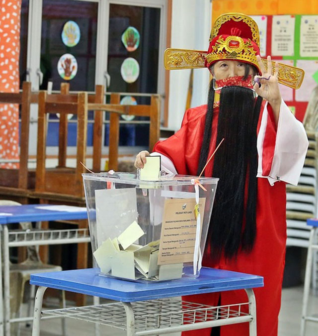 吉隆坡士布爹国席独立候选人梁彩玲以“财神爷”造型装扮投票。