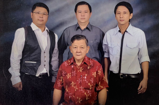 三个儿子继承温老的衣钵,左为小儿子温勤毅,中间站者为大儿子温胜元,右为二儿子温畑榞。