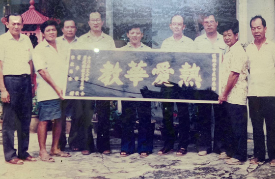 温老心系社会,热爱华教。