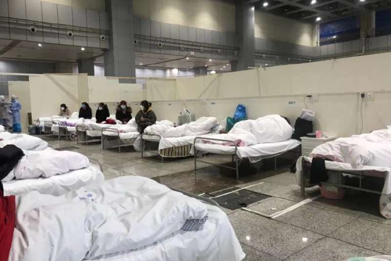 有网友扒出兰州方舱医院环境恶劣,上百张床位塞在体育馆,男女混杂,环境吵闹。 兰州方舱医院