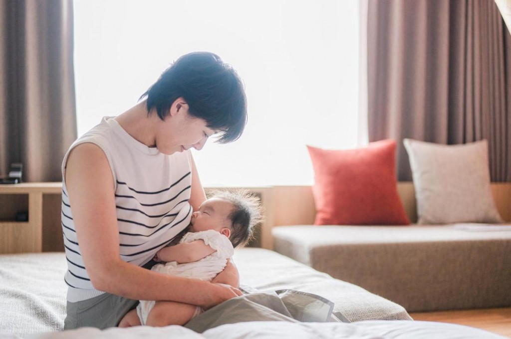 近年多倡导母亲亲喂母乳，但有妈妈惊爆乳头竟断在宝宝嘴巴。