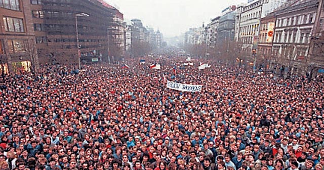 1997年,阿尔巴尼亚因执政党爆发境外洗钱与亏空国库弊案,大规模骚乱演变成内战,最后在欧洲8国维和部队介入下才平息。/REX/Shutterstock (7370360a) Approximately 200,000 people gather on Wenceslas Square to take part in one of the biggest protest rally in recent times in Prague, Czechoslovakia, . The banner in the background, which is held backwards, reads "svobodne volby," meaning "free elections PRAGUE DEMONSTRATION 1989, PRAGUE, Czech Republic