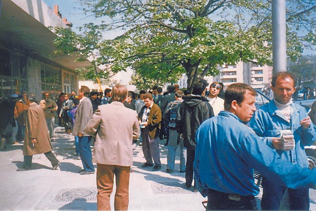 1991年,阿尔巴尼亚结束共产党专政制,政局不稳,许多人要逃离。当年8月7日,货轮Vlora号停靠阿国港口维修时,约一万多人强行登上货轮,要求船主载他们去意大利。