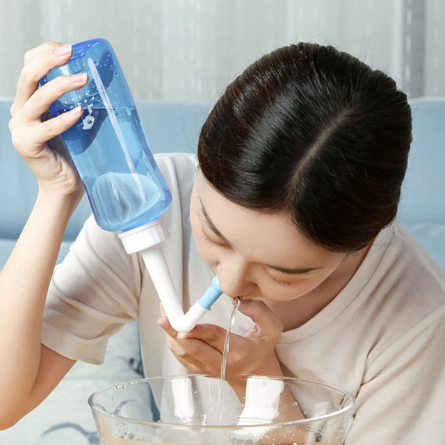 患有萎缩性鼻炎的病人,可以使用洗鼻瓶盛载生理盐水冲洗鼻腔,以保持鼻腔湿润及冲洗鼻腔中的污垢。