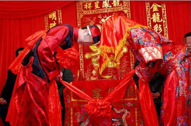 在古代陈小姐原本和青梅竹马王书生约好私奔,没想到王书生被父亲乱棍打死了,所以她在大婚之日含恨而去。