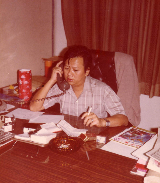 周宝振(1941-2006),祖籍福建永春,出生于马六甲小镇淡边,15岁赴吉隆坡协助父亲周瑞标经营书报代理生意,16岁随父亲创办《通报》进入报界,复创立《生活出版社》,旗下先后出版三日刊与二十多份各种类型期刊,撑起大马华文流行杂志一片天。