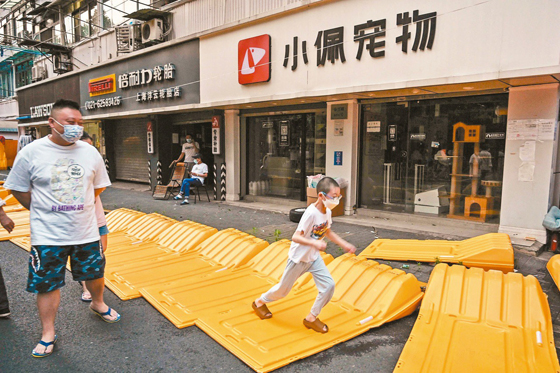 中国国务院联防联控机制综合组12月7日发布《关于进一步优化落实新冠肺炎疫情防控措施的通知》,包括10条规定,没有再提"坚持动态清零不动摇"。