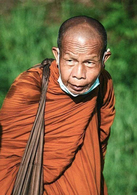 佝偻僧人Luang Ta Bun Chen踽踽而行,走上的却是慈善之路,为建设医院筹集资金。