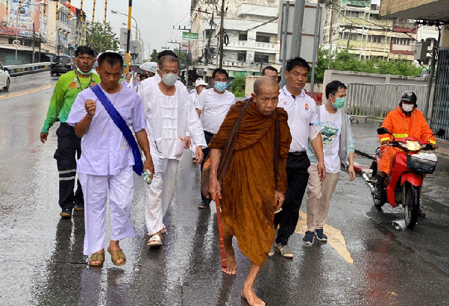 今年,Luang Ta Bun Chen的赤足行脚之旅适逢雨季,即使浑身已被淋湿,他仍继续行程。