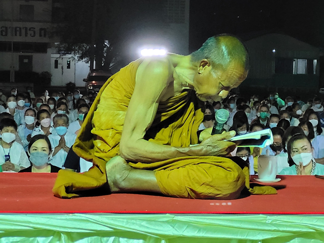 即使结束了一天的行程之后,Luang Ta Bun Chen并不是立刻休息,而是和信徒们传播佛法。