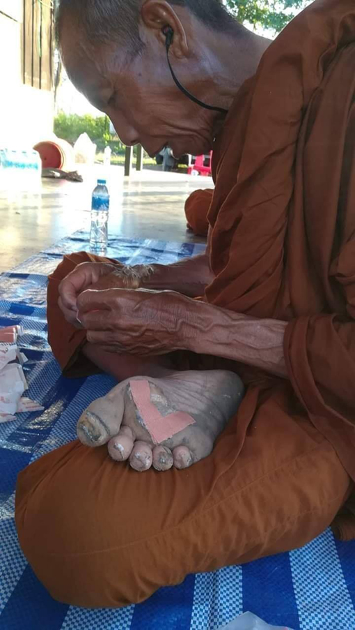 赤足行脚之旅并不简单,然而即使双脚破损不已,Luang Ta Bun Chen并没有停下脚步。