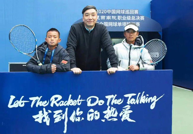 王发和李娇（右）都很高兴能接触到网球而走出大山。