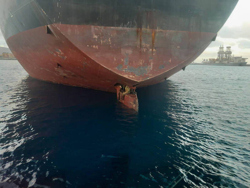 3名偷渡客躲在船舵与船体的空间中11天，在西班牙加纳利群岛被发现。