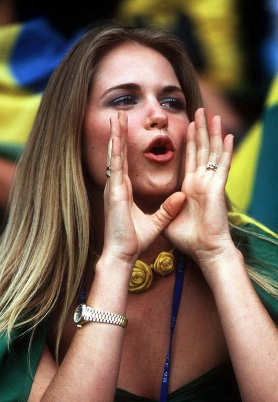 1988年世界杯，性感美女苏珊娜以美色征服全球男人的目光，让球迷为她的“世界波”折服。