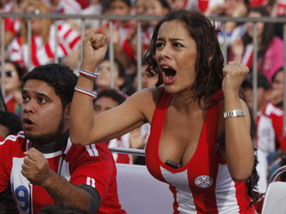 2010年南非世界杯最令球迷念念不忘的是用胸夹手机的巴拉圭巨乳女神里克尔梅。