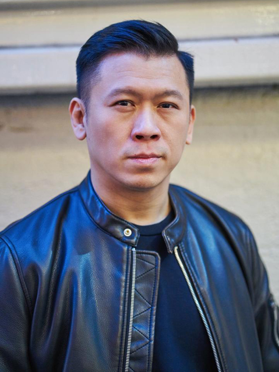 周若鹏 马来西亚华裔诗人,生于吉隆坡。1995年赴美国求学,主修电脑科学。作品散见于马来西亚各大报章及个人部落格zhouruopeng.com。现任The Name Technology Sdn. Bhd.执行董事,大将出版社董事长。