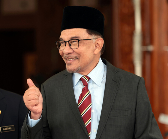 KUALA LUMPUR, 30 Nov -- Reaksi Perdana Menteri Datuk Seri Anwar Ibrahim (kanan) selepas menghadiri hari kedua Mesyuarat Majlis Raja-Raja ke-260 di Istana Negara, hari ini. Mesyuarat itu hari ini sekali lagi dipengerusikan Yang Dipertuan Besar Negeri Sembilan Tuanku Muhriz Ibni Almarhum Tuanku Munawir, di sini. Mesyuarat selama dua hari bermula semalam itu berlangsung selepas kali terakhir diadakan pada 29 dan 30 Jun lepas yang dipengerusikan Raja Perlis Tuanku Syed Sirajuddin Putra Jamalullail. --fotoBERNAMA (2022) HAK CIPTA TERPELIHARA