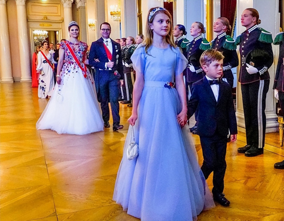 出席了挪威王储英格丽公主的18岁成年礼派对时，艾丝黛拉自信端庄的牵着弟弟一起走红毯，表现大气。