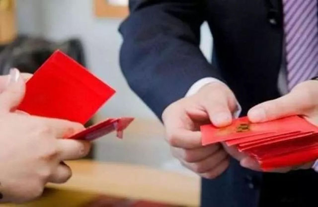 想成为“发财金”,拿到红包等到初五之后将钱存到自己的银行户头。