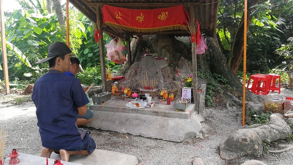 以前村民是在农历初一及十五才会前来膜拜,但现在开彩日早晚都有来自各地的信徒涌入求财。
