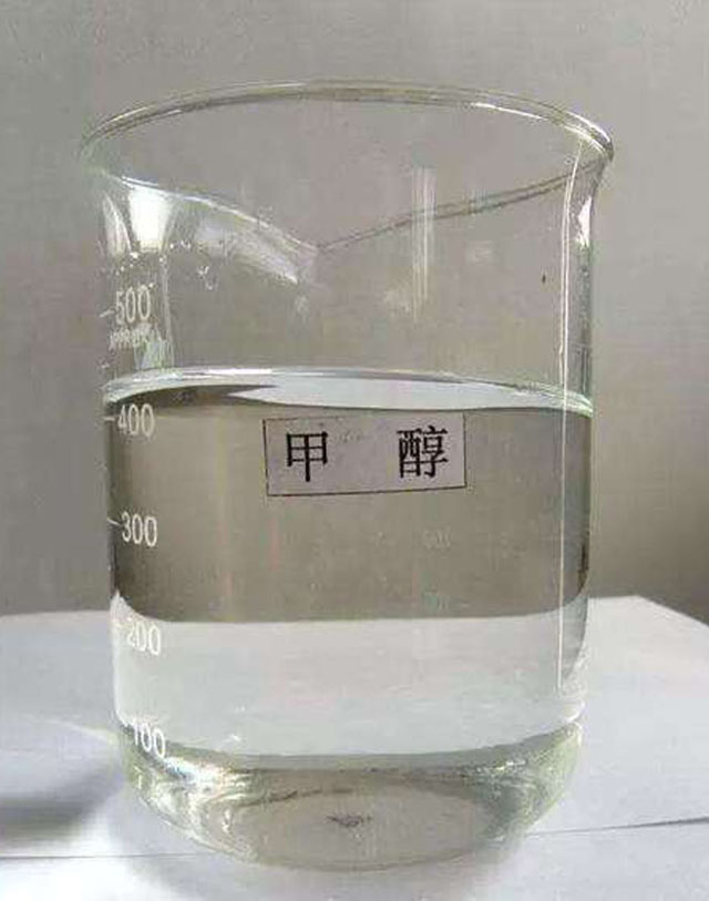 经过疑似白酒液体的成分分析结果出炉,塑料桶中确实是98%浓度的甲醇。