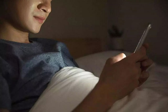 喜欢熬夜的人容易影响新陈代谢,所以要养成作息规律的习惯。