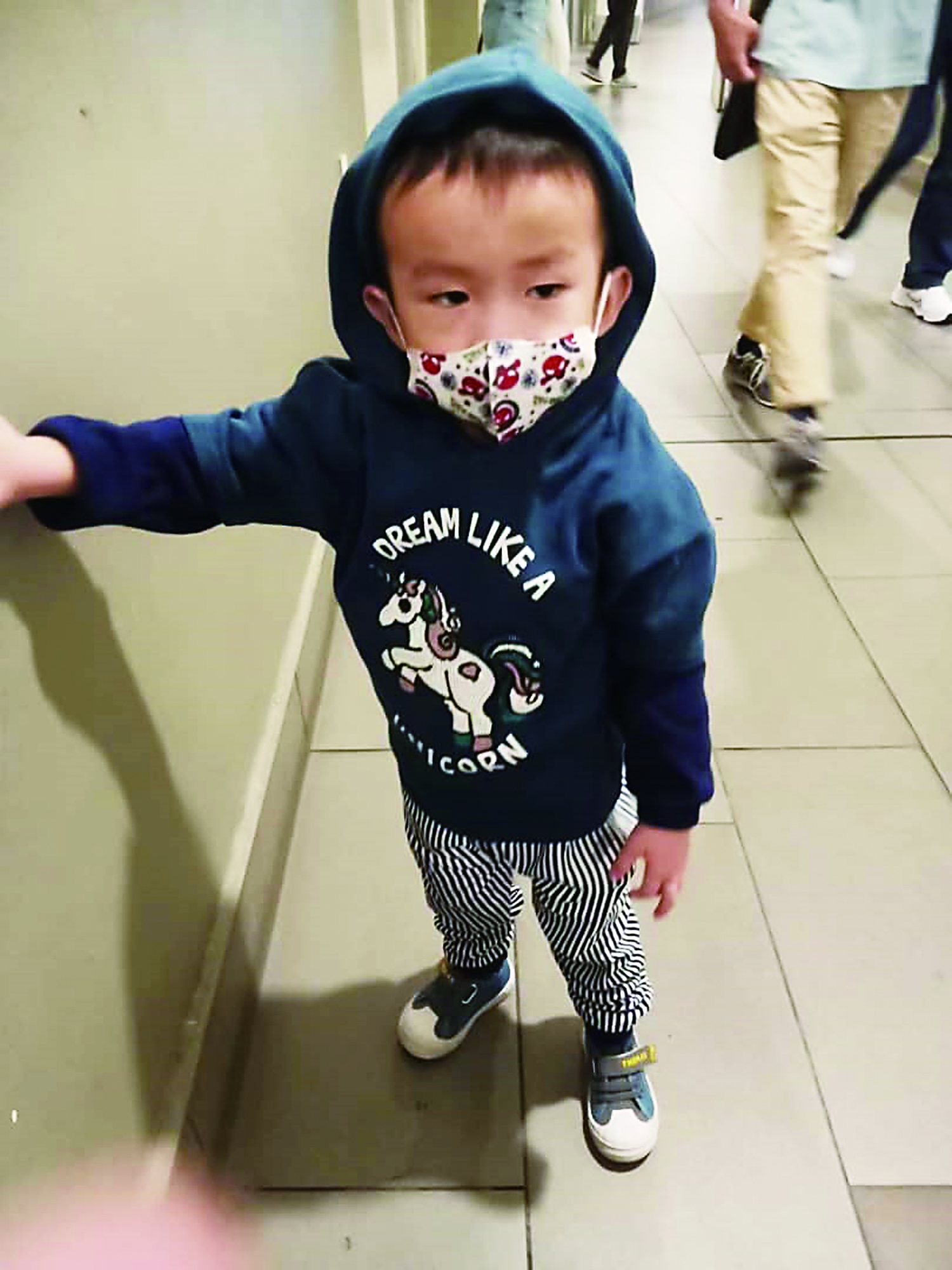 吴明哲犯猴灵,要扶着墙才能站立。