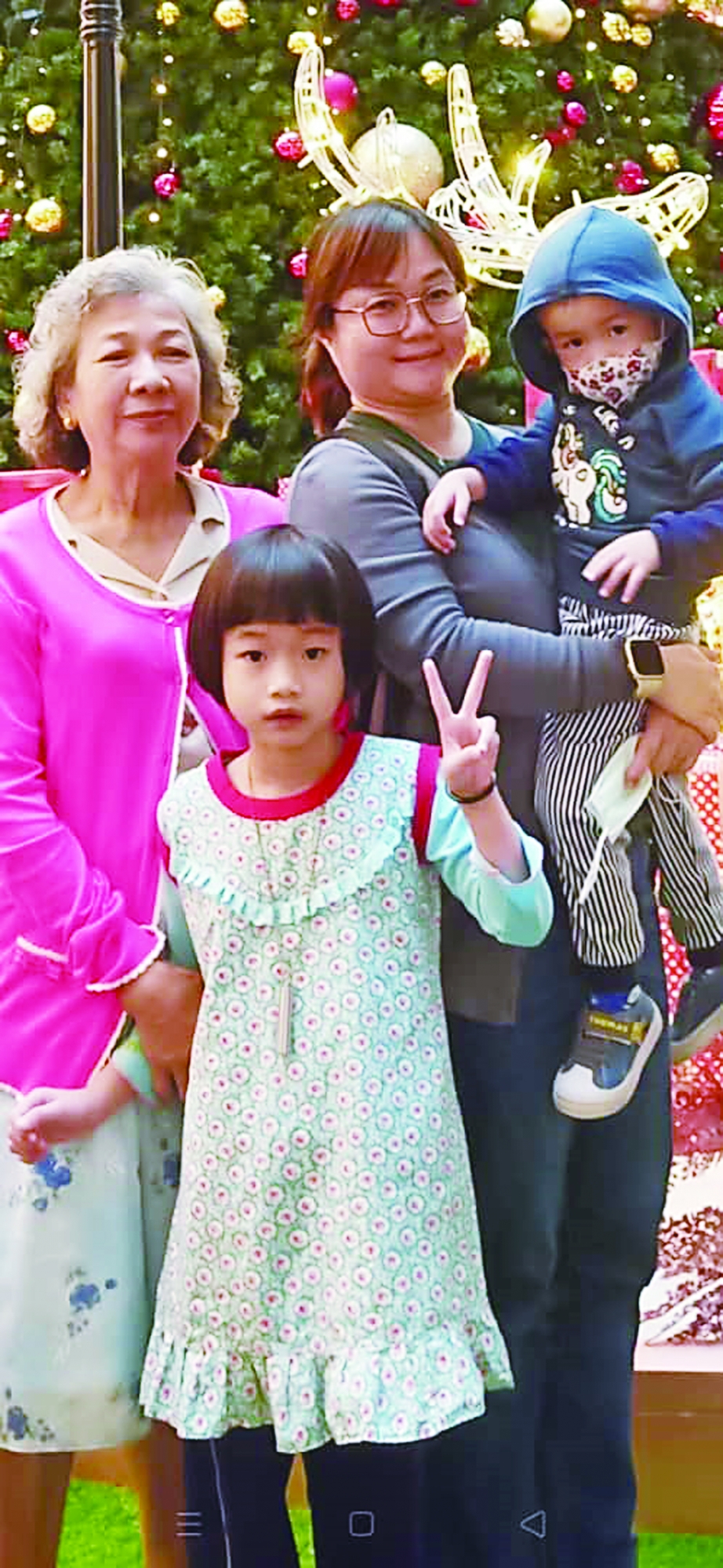 罗薇诗(戴眼镜)和家婆带孩子外出散心。