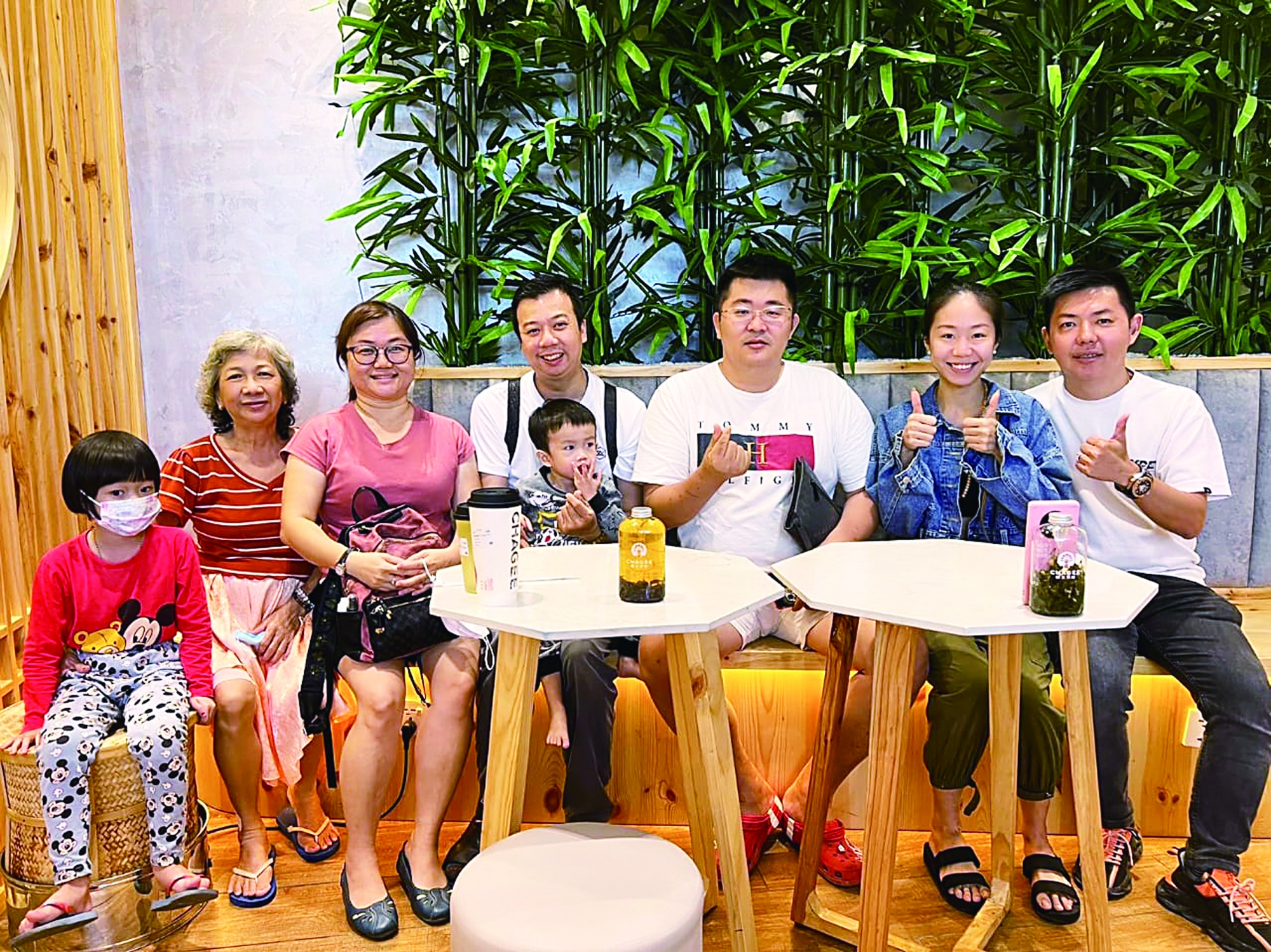 今年9月,罗薇诗(左3)带儿子见恩人陈师父,让孩子能行走。