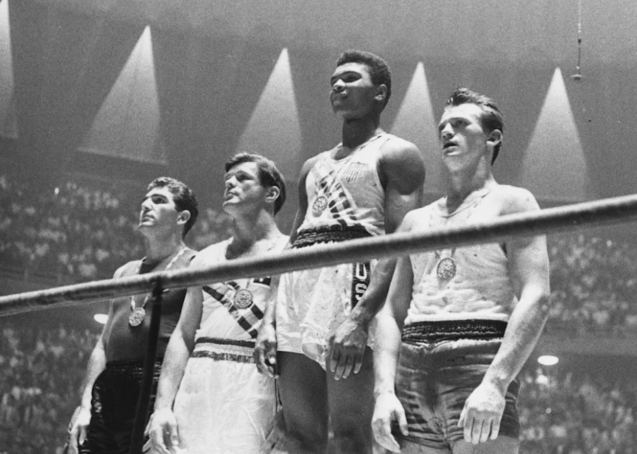 阿里在1960年在罗马奥运夺金（右二）。