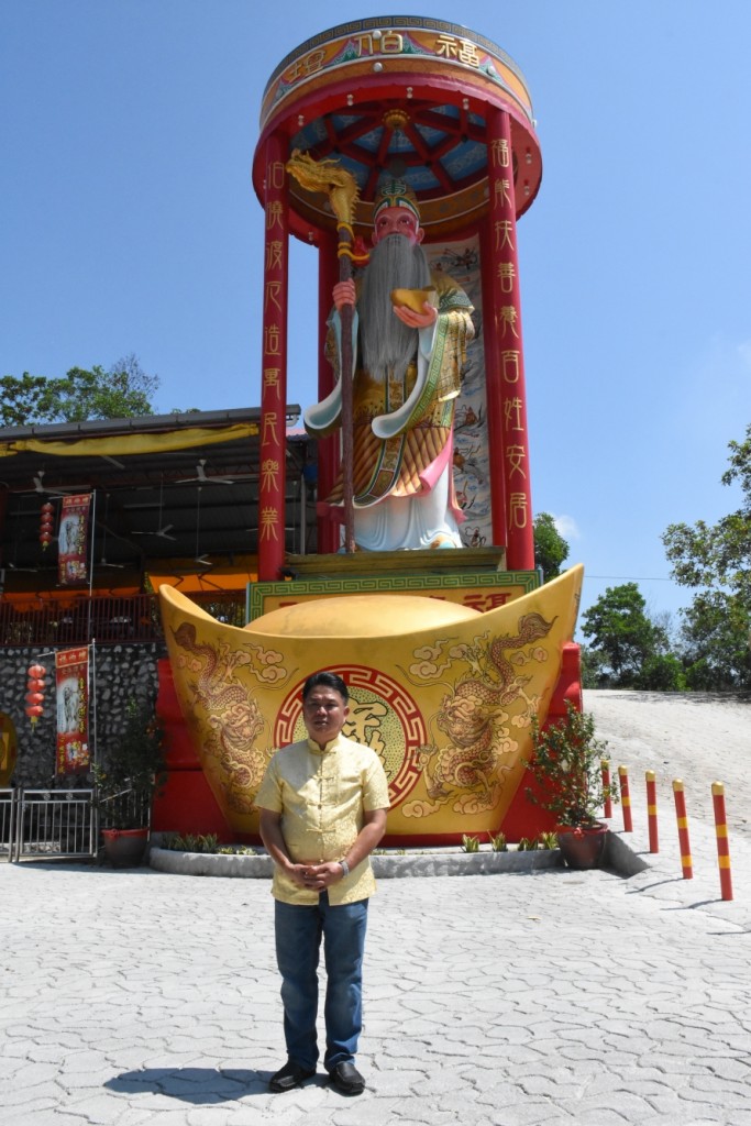 峇株海口路林乌园福伯坛矗立一座58尺高的大伯公彩塑立像，吸引无数善信前来打卡膜拜。
