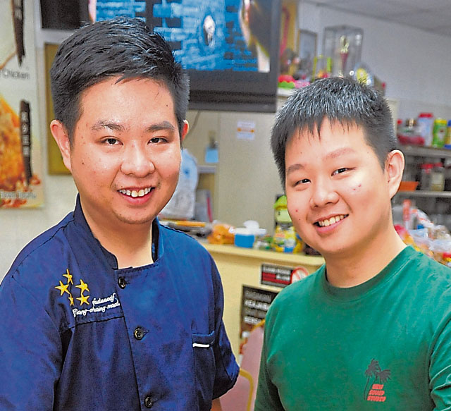 华绅风味食馆第二代主厨(左)卢汉堂和(右)卢汉枡两兄弟齐心合力继承家族餐饮生意。