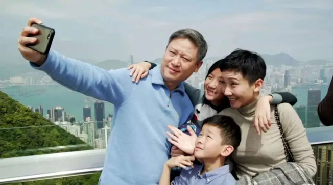 叶礽僖出生在香港一个普通的中产家庭里,父亲是一名警察,妈妈是全职太太,一家四口生活简单却幸福。