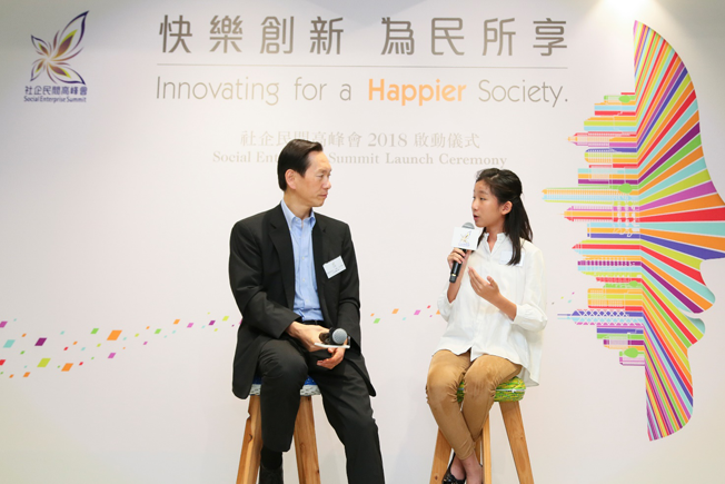 当年研发APP之后,叶礽僖经常受邀去各地演讲、参加研讨会,而其言行举止俨然一副“小大人”的风范。