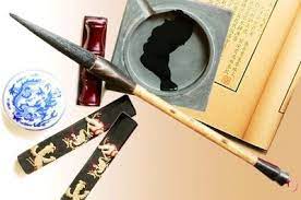 茶几上摆放一套文房四宝,能够让孩子在学习时凝心聚神,集中注意力。
