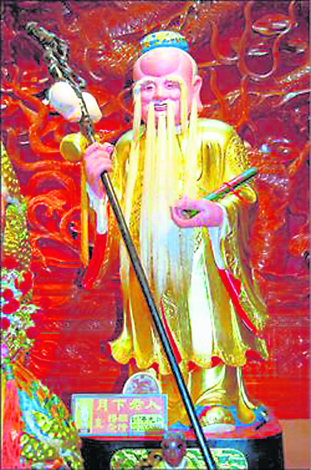 月下老人,简称月老,为掌管男女婚姻之神”,形象常被塑造成白胡多须,脸泛红光;左手持着姻缘簿,右手拄着拐杖。