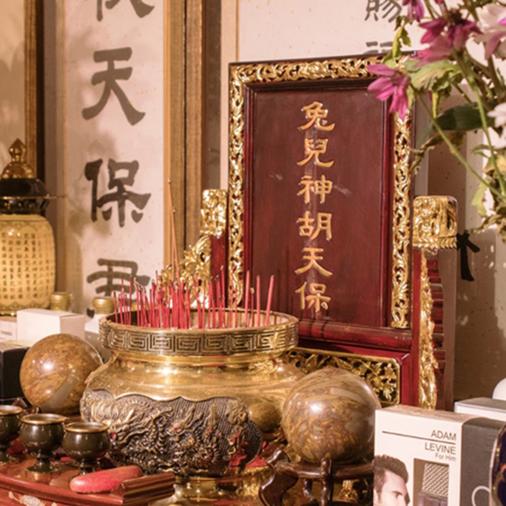 位在台湾的威明堂尽管供奉的是目前全球少数的兔儿神,却也吸引了世界各地的善男信女慕名远道而来。