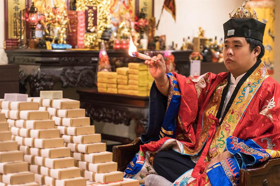 卢威明师傅发心为“兔儿神”建立了威明堂,让同志朋友有一个心灵的依靠。