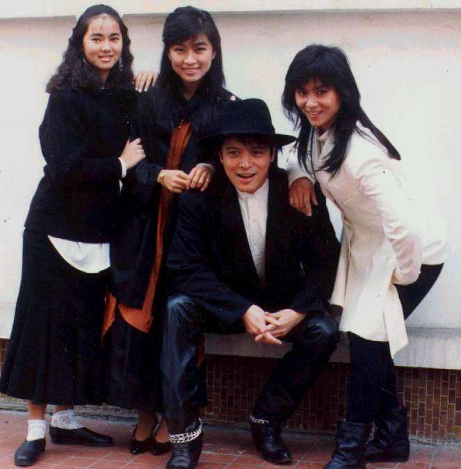 1984年刘文正结束唱片公司合约后,一度淡出歌坛到美国,隔2年他再回到台湾但转往幕后,成立飞鹰唱片,打造出红透80年代的少女团体“飞鹰三姝”,成员分别是裘海正、方文琳、伊能静。直到1991年刘文正结束飞鹰唱片,移居美国正式隐退。