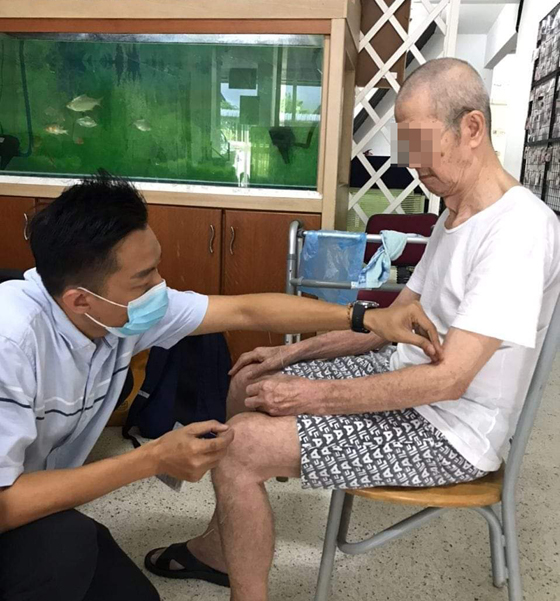 乐此不疲走进社区乡村展开义诊服务,和前来的民众素昧平生,却分毫不取、不厌其烦地当起了“行医使者”。