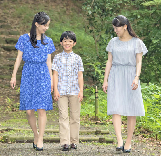 秋篠宫文仁亲王育有2女1子,除了大女儿真子公主(右)已结婚,如今佳子公主也到适婚年龄,人民开始关注她的婚姻大事。