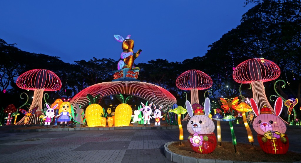东禅寺每个新年都费尽心思安排漂亮的花灯让大家来赏灯打卡,今年的主题灯是一只10公尺高(30尺)、金光闪闪的大兔子,整个主题灯区打造成爱丽丝梦游仙境场景般,如梦如幻,十分缤纷又可爱。
