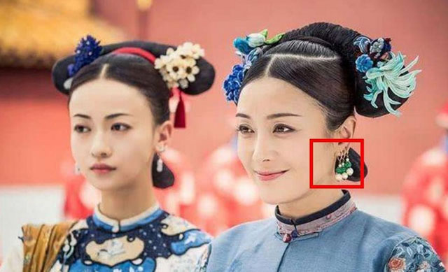 魏璎珞进宫的时候身份是宫女丫鬟,就算有三个耳洞只能戴一对,从图片里可以看见和皇后戴耳环不同。